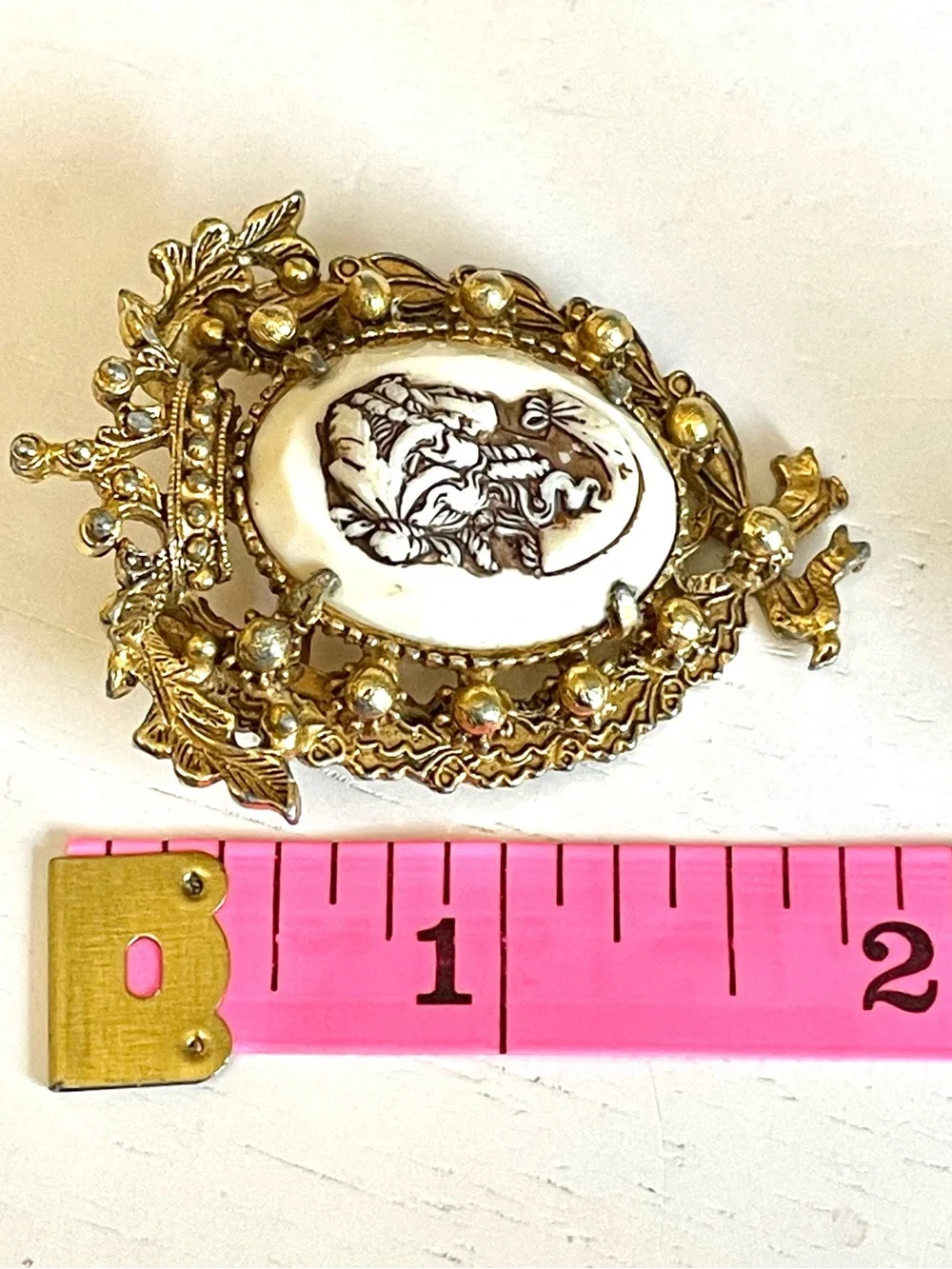 Florenza RARE 1950s Victorian Lucite Cameo Crown Brooch Pin Gold Tone Royalcore